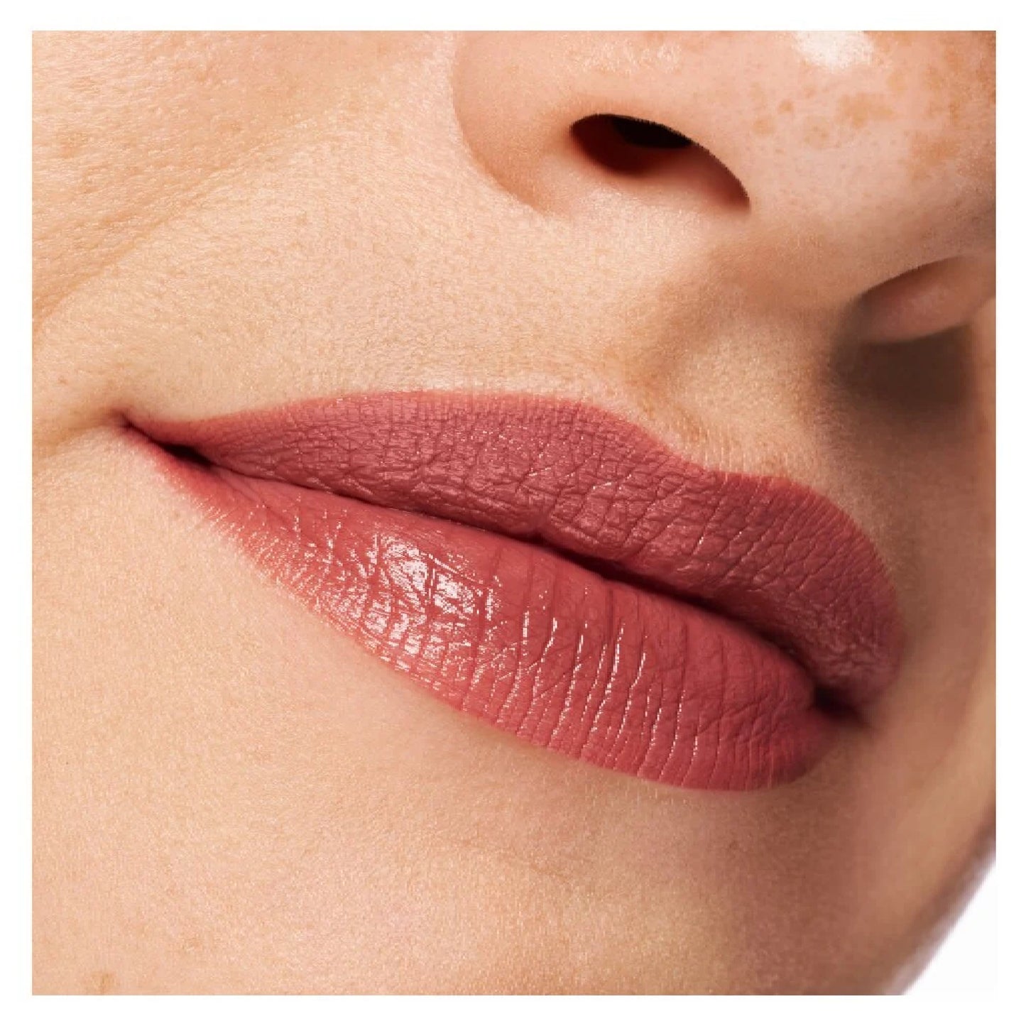 Essence Labial En Barra Satin Glow Luminoso 05 - Chai There!